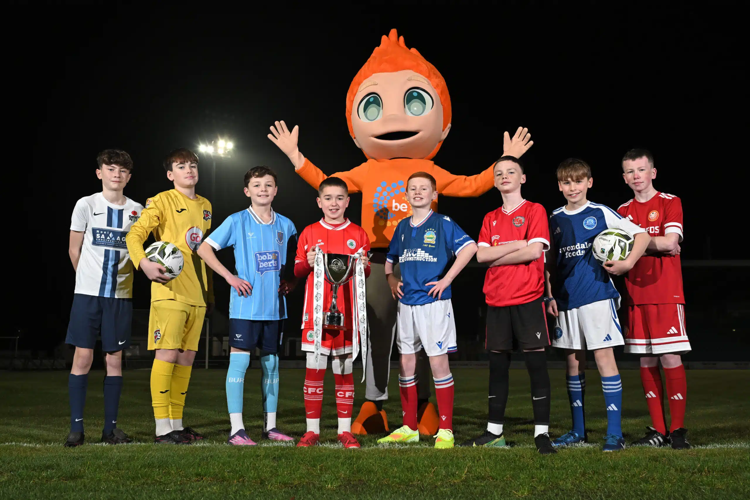 Sparky, the Budget Energy mascot, joins players as the Budget Energy SuperCupNI confirms the eight Northern Ireland representatives for the 2026 Boys’ Minor Section, the first official team announcement ahead of next summer’s 43rd edition of the tournament. Pictured left to right are Callum McCabe (Rosario YFC), Dylan Harkin (Maiden City), Archie Muir (Ballymena United), Flynn Johnston (Cliftonville), Luke Duddy (Linfield), Lorcàn Duffy (Newell Academy) and Ben Robinson (Glenavon), representing a strong local contingent of elite clubs and leading grassroots clubs set to feature at the 2026 Budget Energy SuperCupNI..